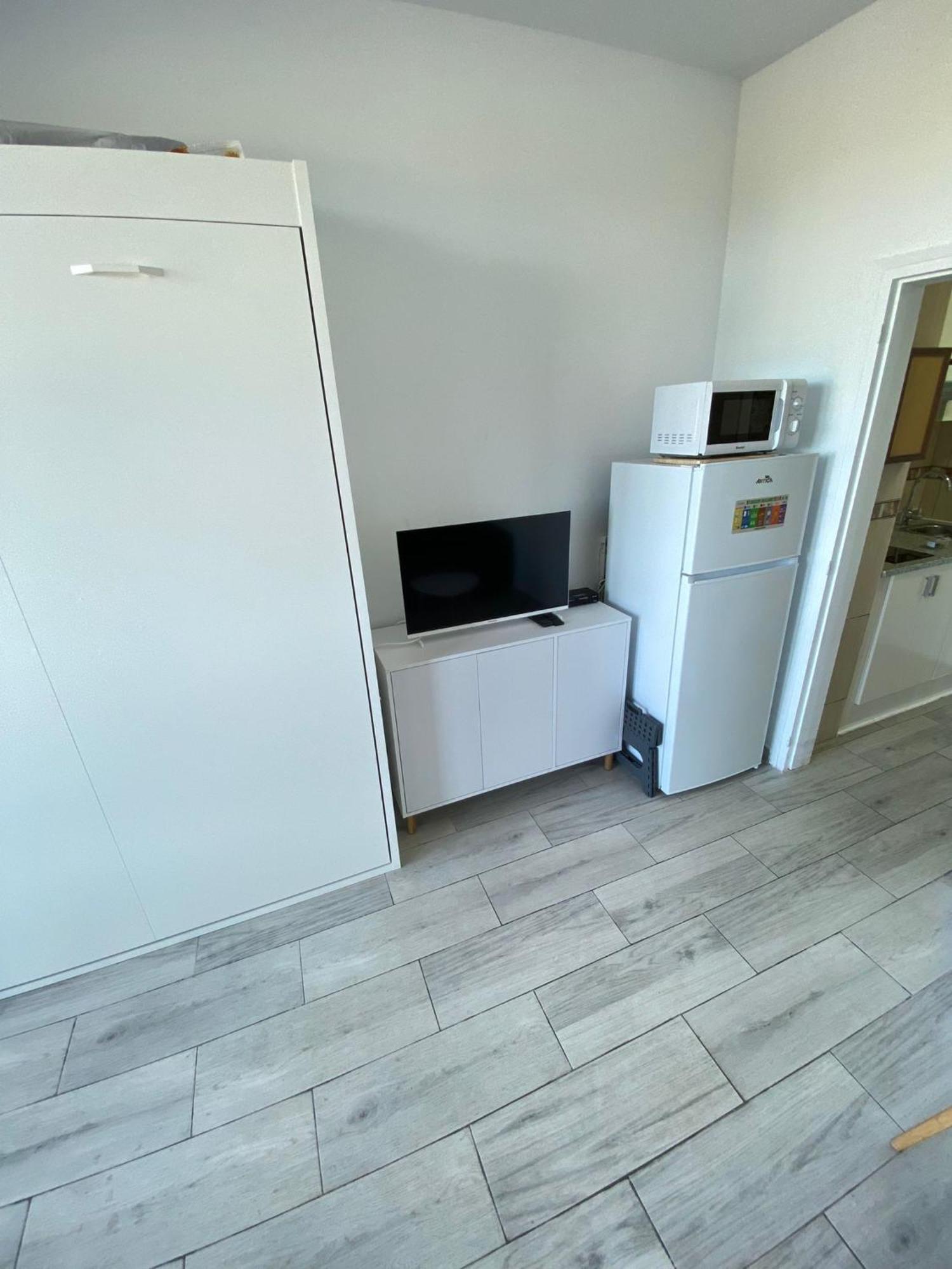 Studio Avec Piscine Et Parking Ρόζες Εξωτερικό φωτογραφία